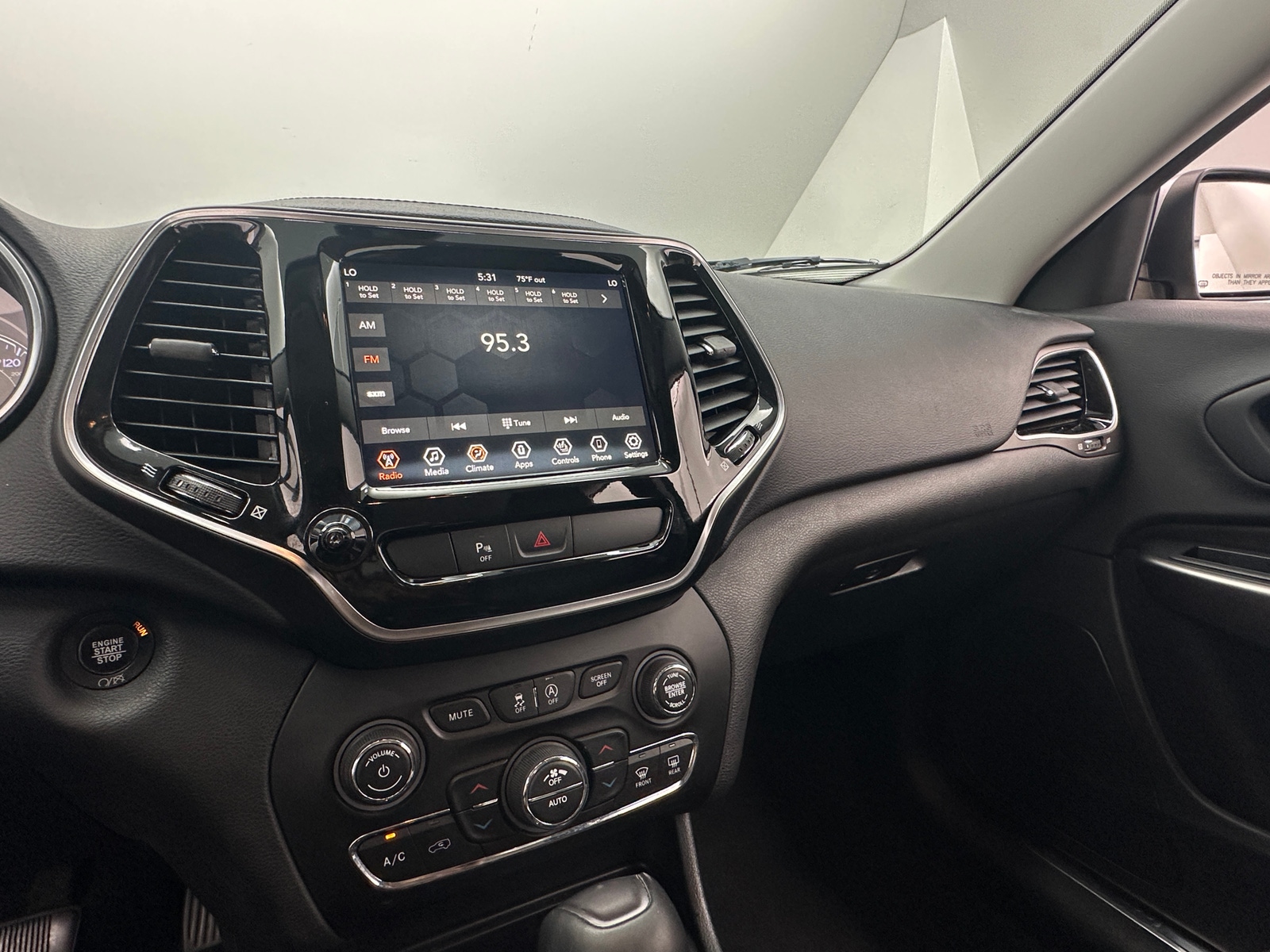 Thumbnail: 2019 Jeep Cherokee - 3