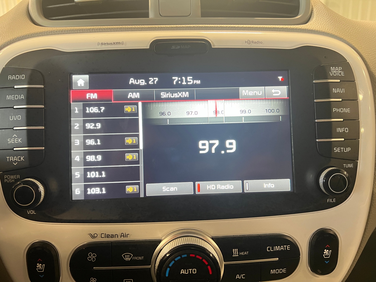Thumbnail: 2016 Kia Soul EV - 3