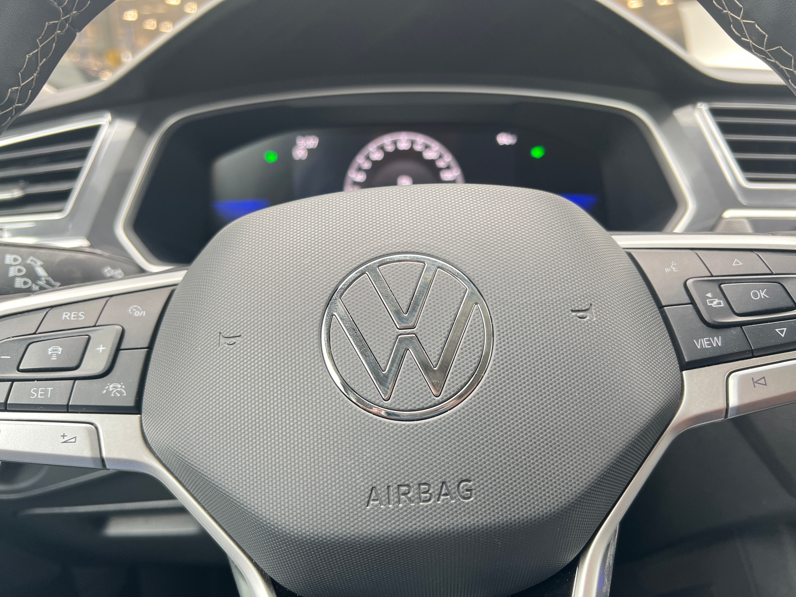 Thumbnail: 2024 Volkswagen Tiguan - 4
