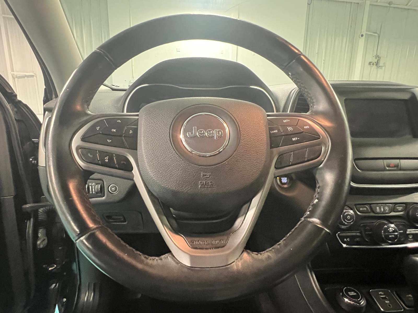 Thumbnail: 2019 Jeep Cherokee - 5