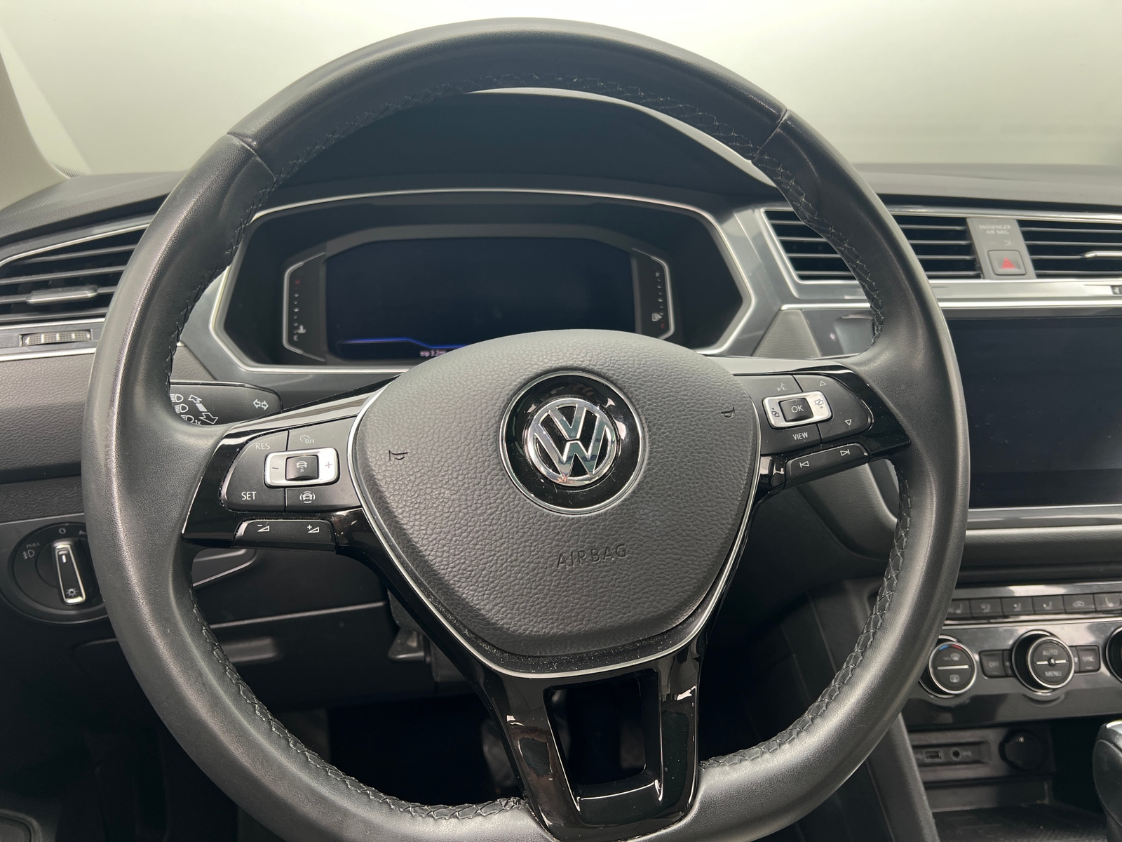 Thumbnail: 2020 Volkswagen Tiguan - 4