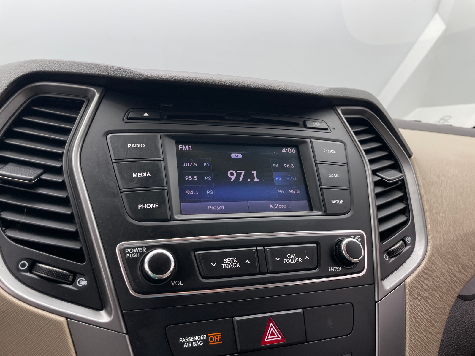 Thumbnail: 2017 Hyundai Santa Fe - 4