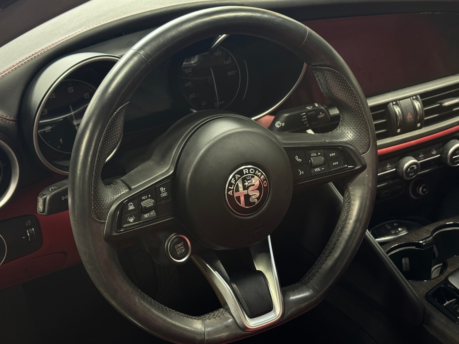 Thumbnail: 2021 Alfa Romeo Giulia - 4