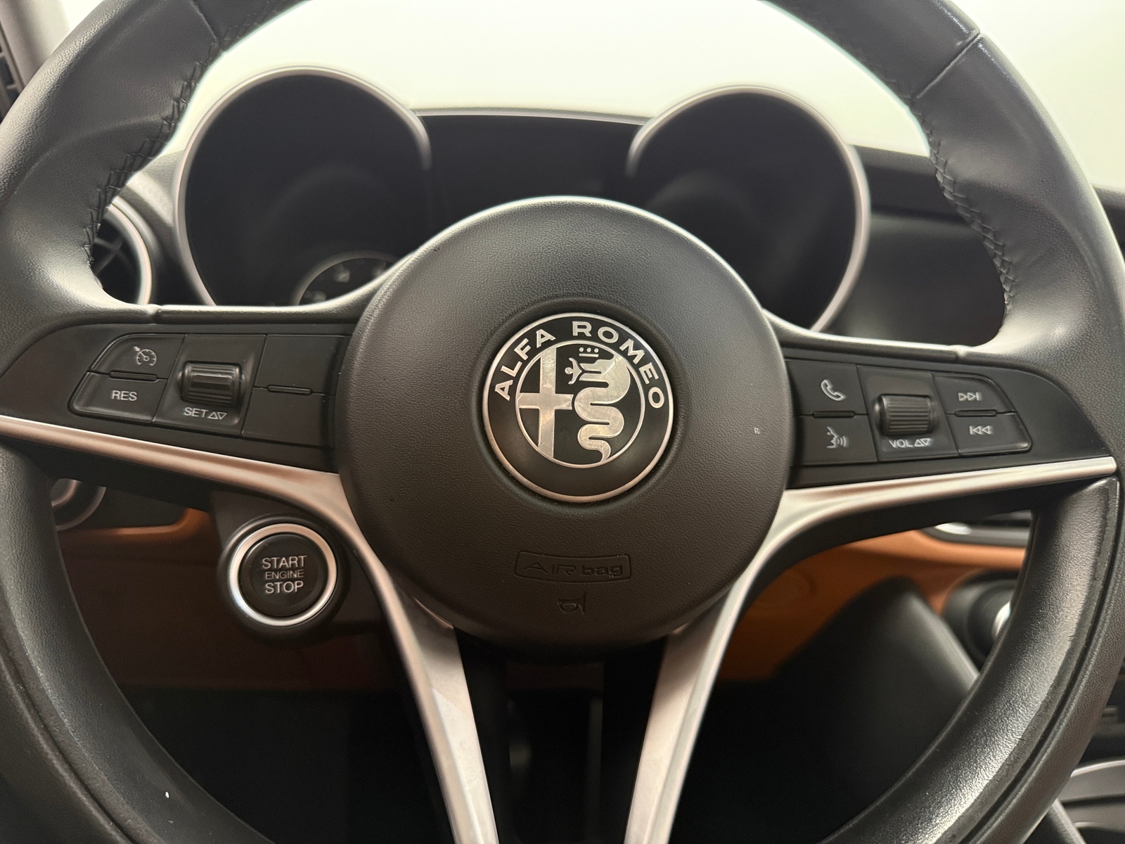 Thumbnail: 2017 Alfa Romeo Giulia - 4