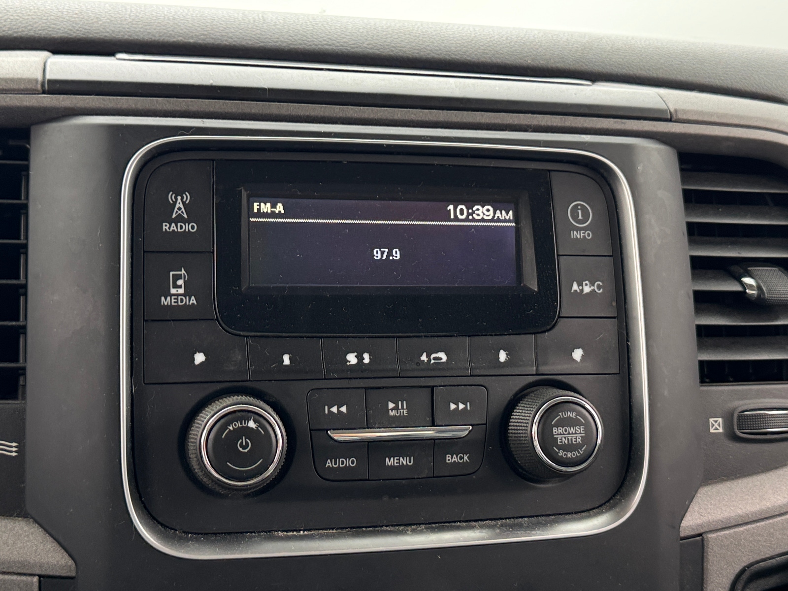 Thumbnail: 2019 RAM 1500 Classic - 4