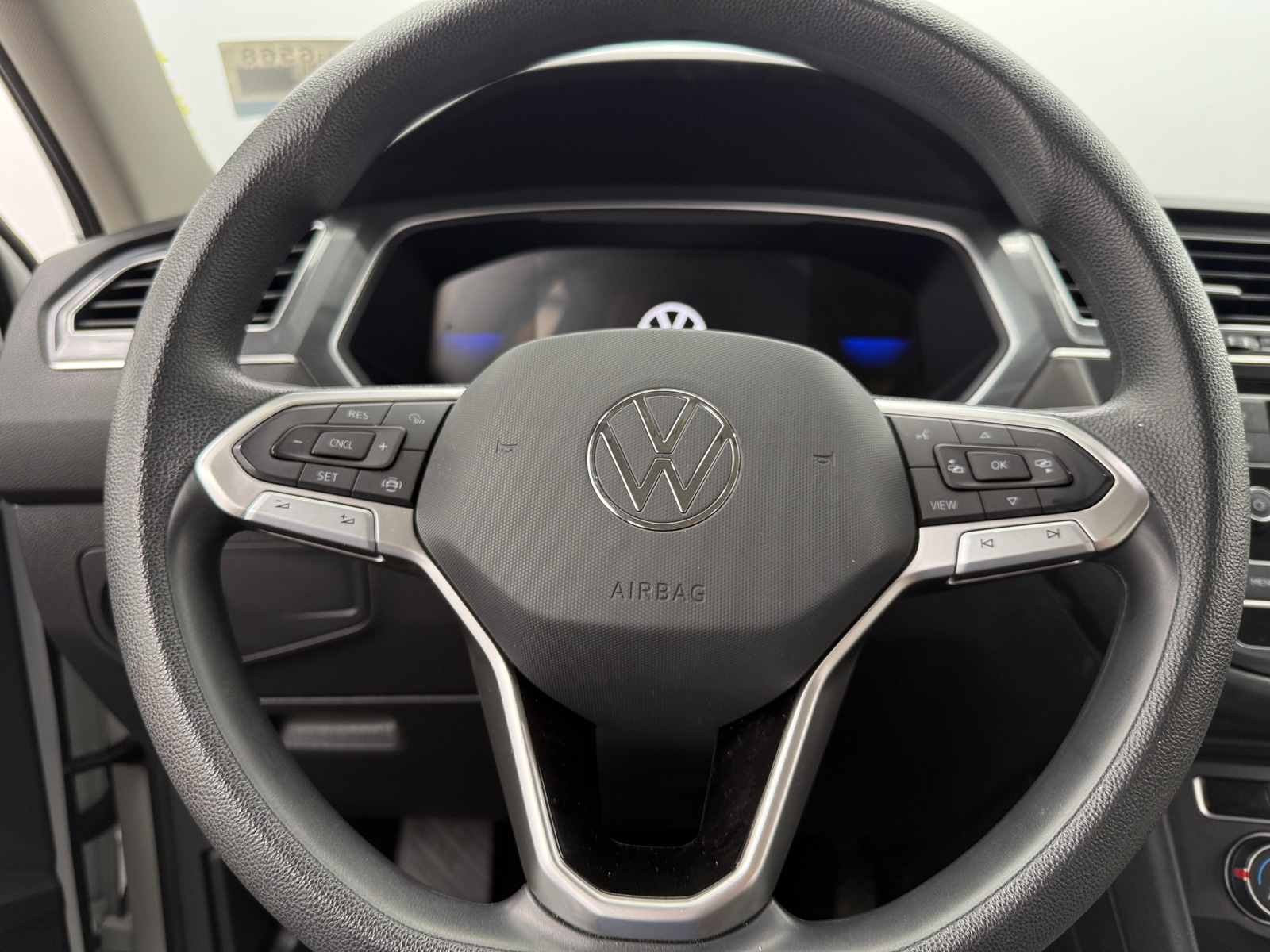 Thumbnail: 2023 Volkswagen Tiguan - 5