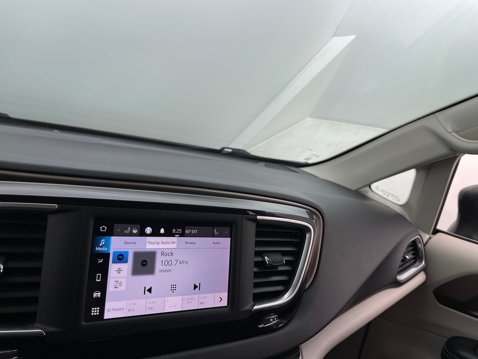 Thumbnail: 2022 Chrysler Voyager - 4