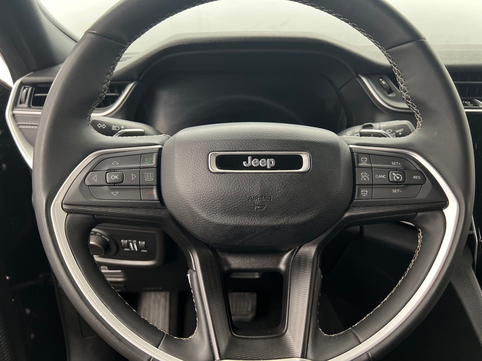 Thumbnail: 2024 Jeep Grand Cherokee L - 4