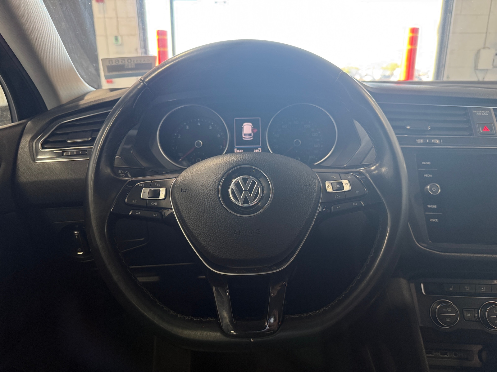 Thumbnail: 2018 Volkswagen Tiguan - 4