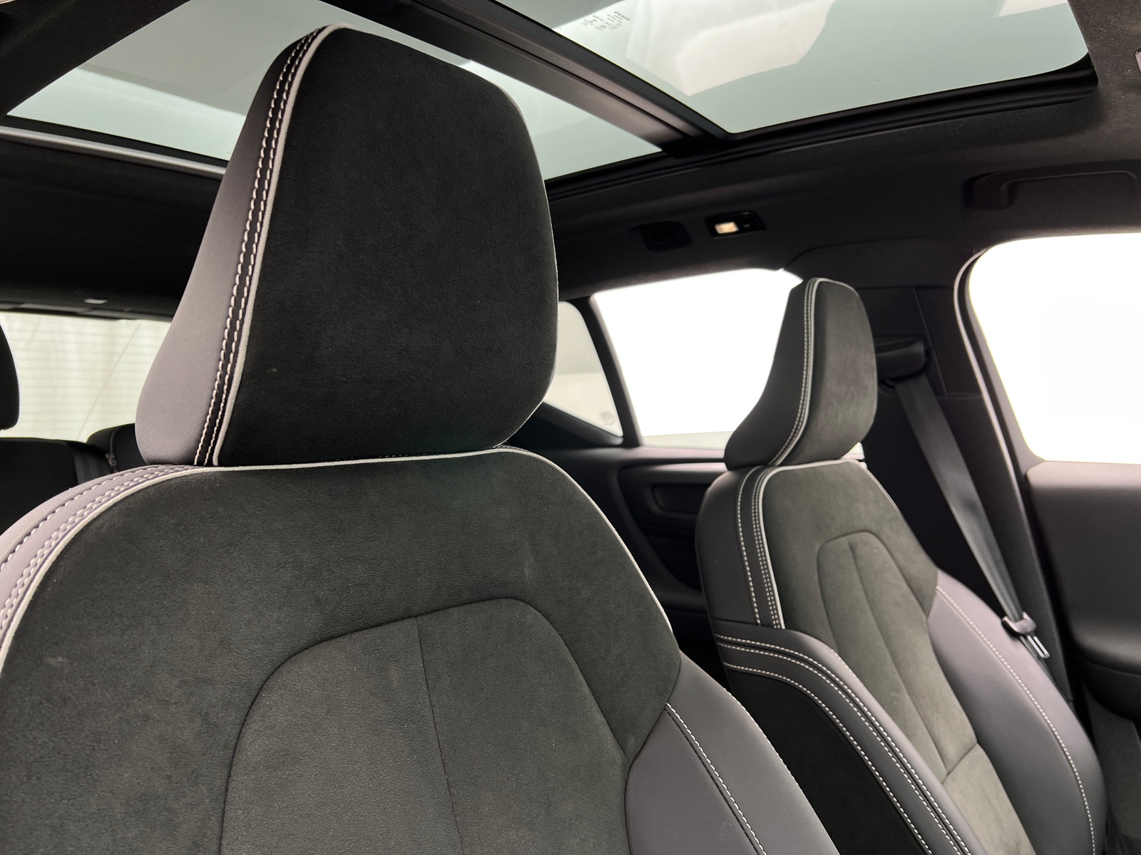 Thumbnail: 2023 Volvo XC40 - 2