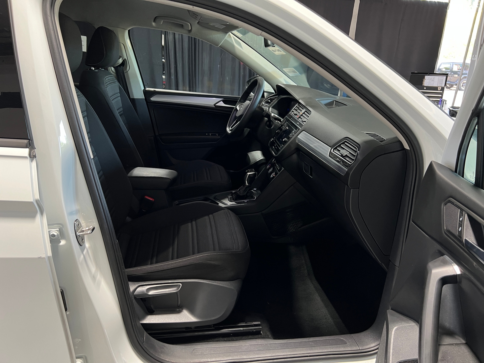 Thumbnail: 2023 Volkswagen Tiguan - 2