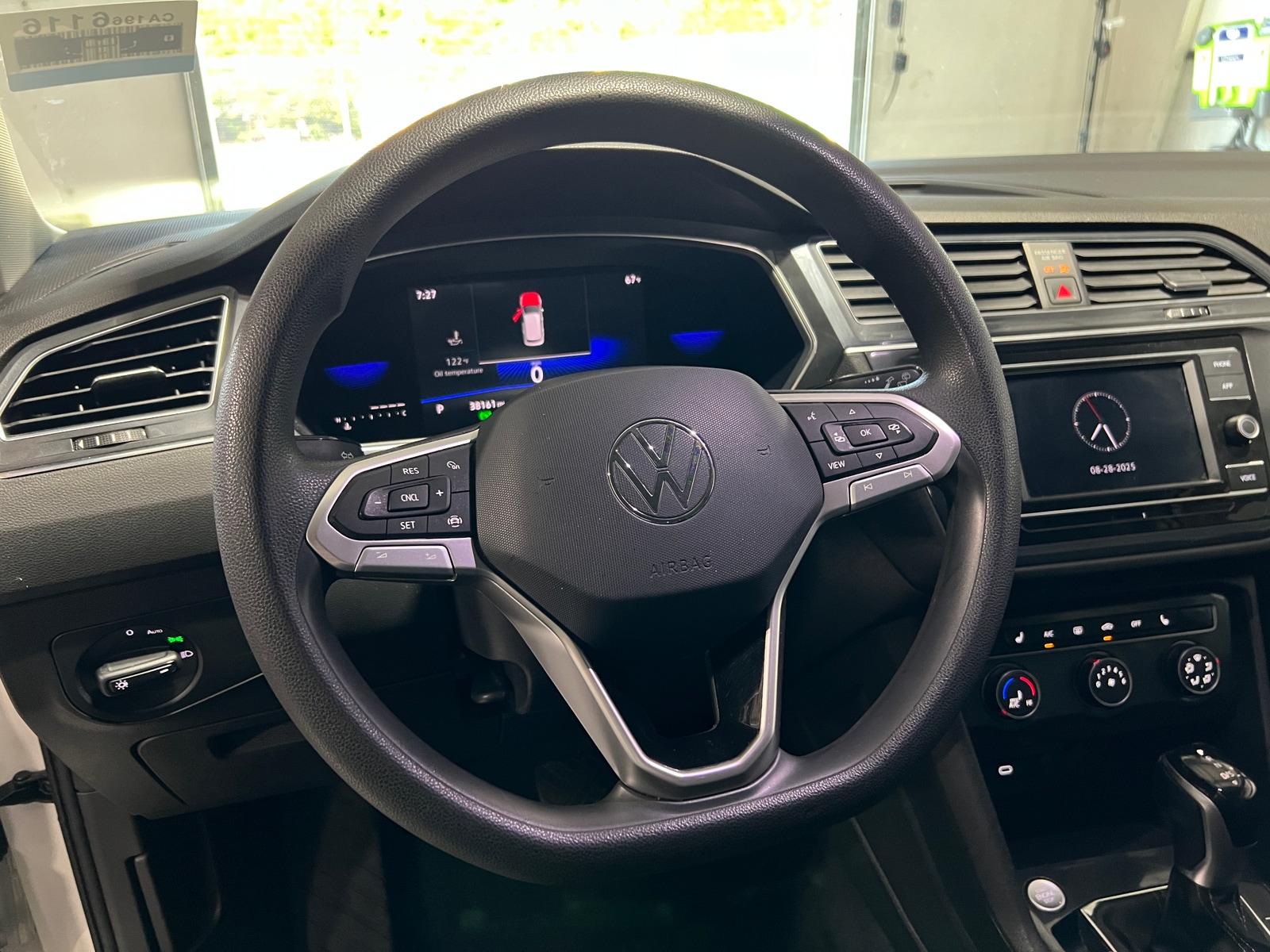 Thumbnail: 2023 Volkswagen Tiguan - 5