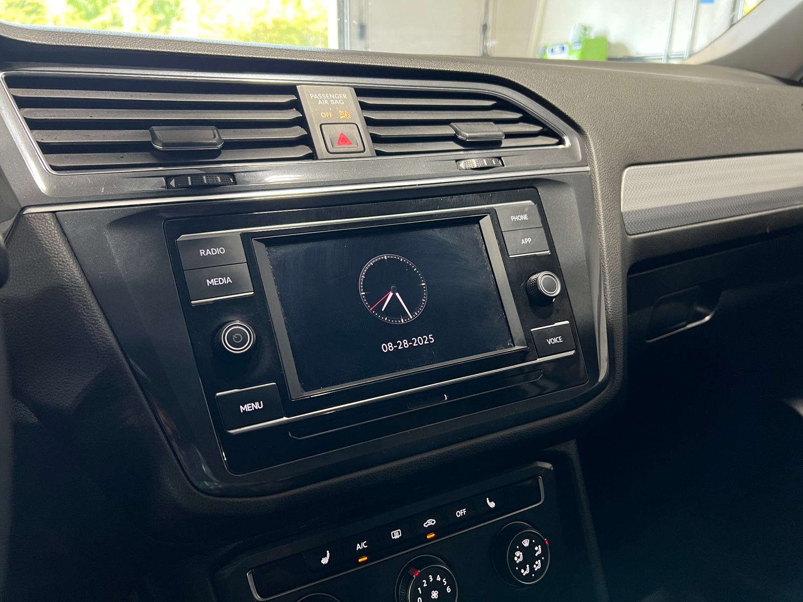 Thumbnail: 2023 Volkswagen Tiguan - 4