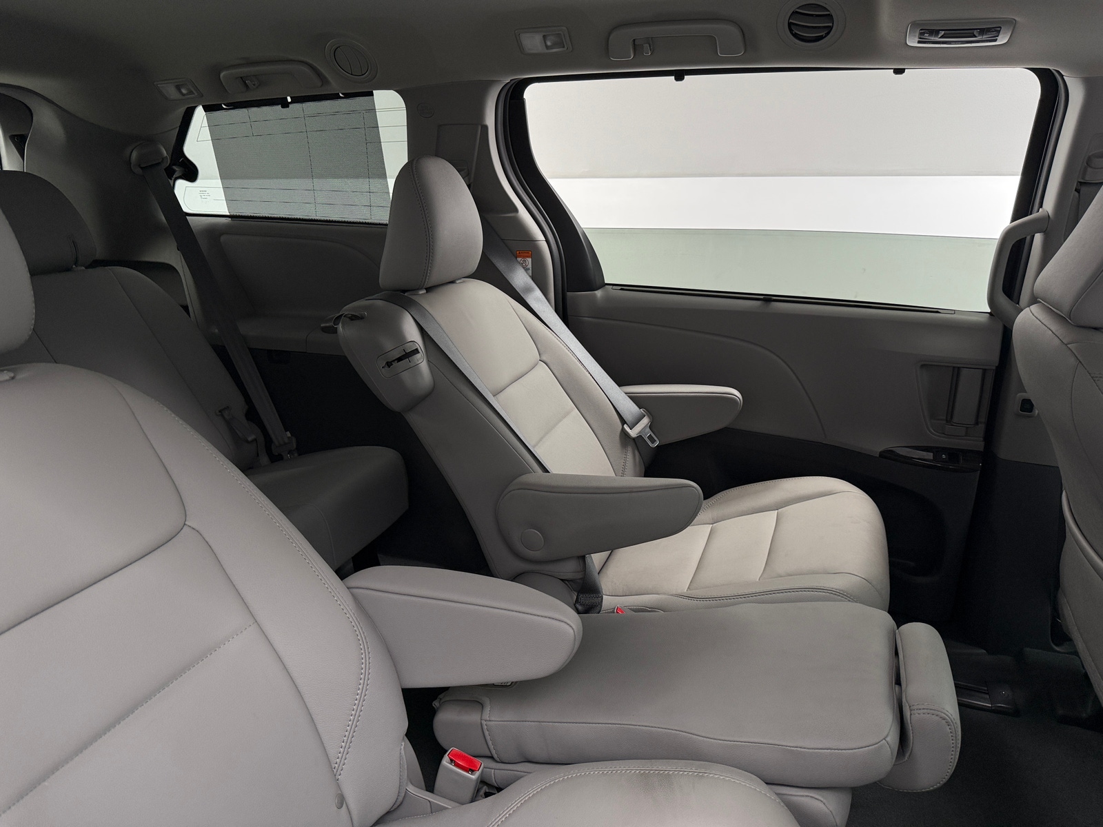 Thumbnail: 2020 Toyota Sienna - 5