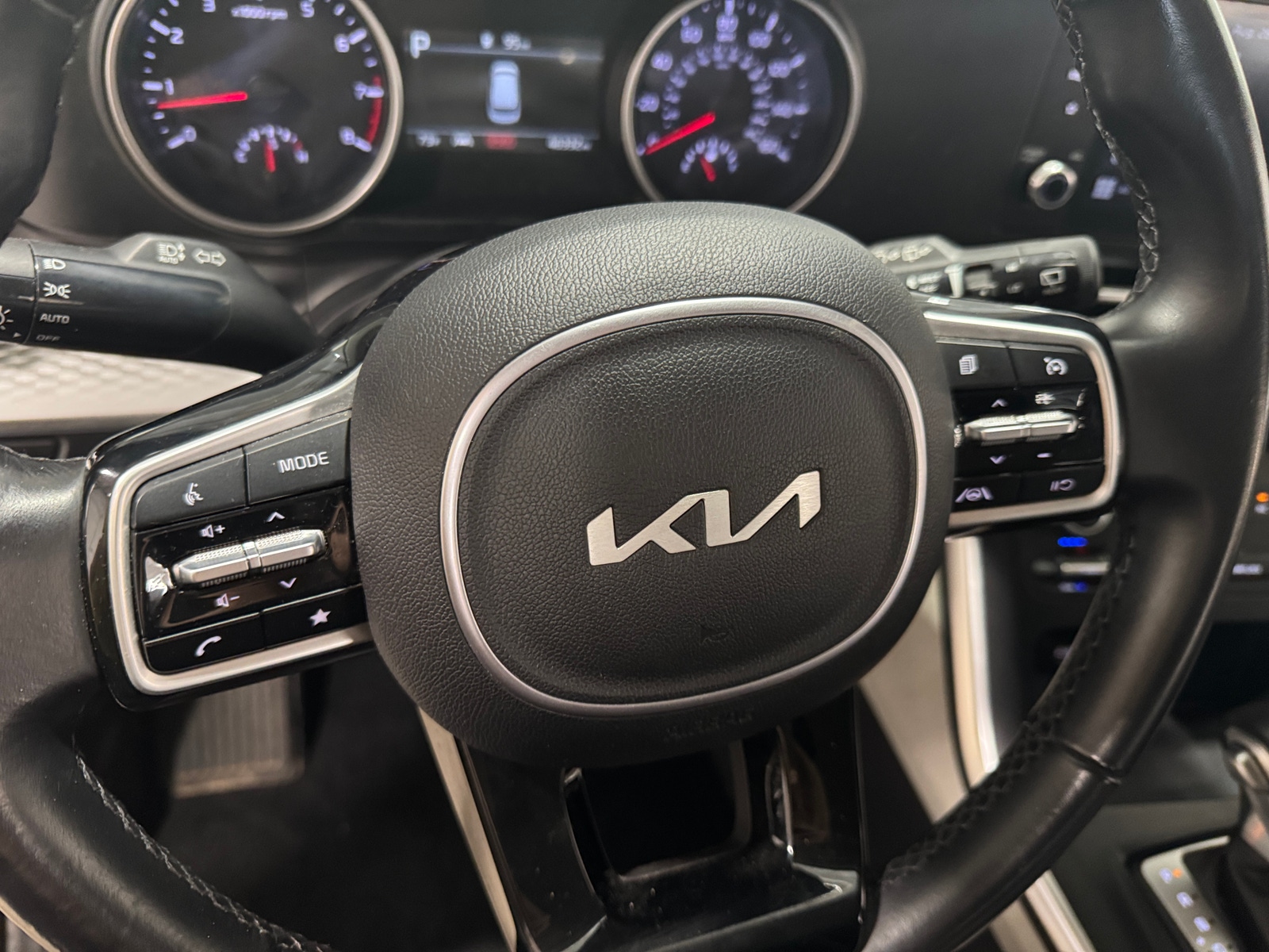 Thumbnail: 2023 Kia Carnival - 4