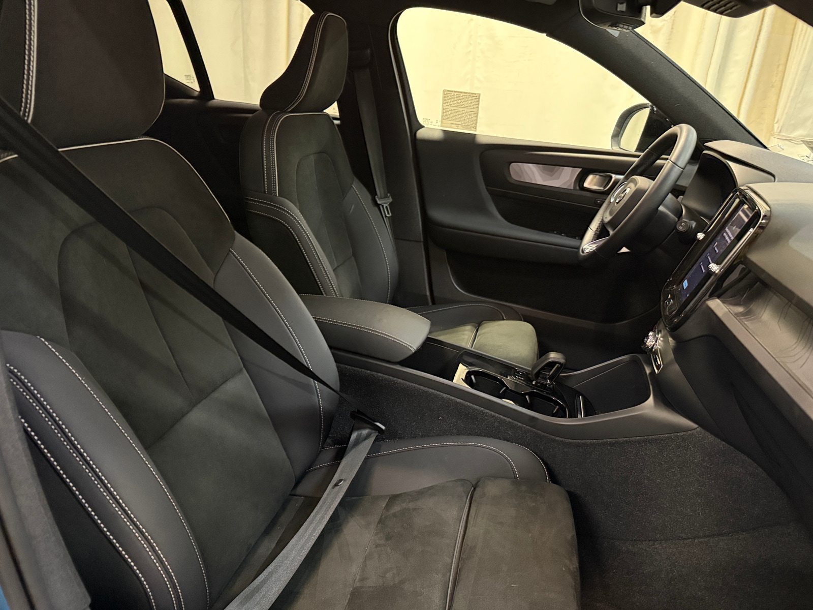 Thumbnail: 2023 Volvo XC40 - 2