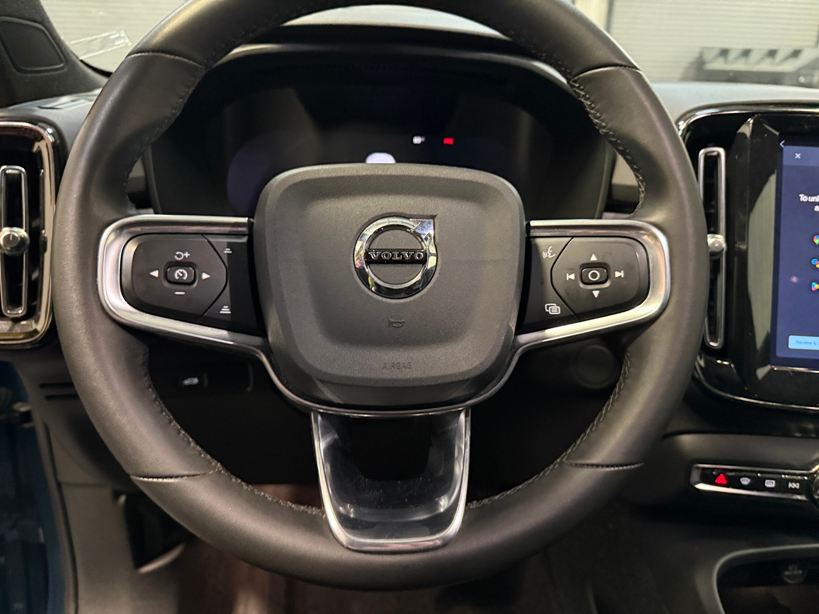 Thumbnail: 2023 Volvo XC40 - 5