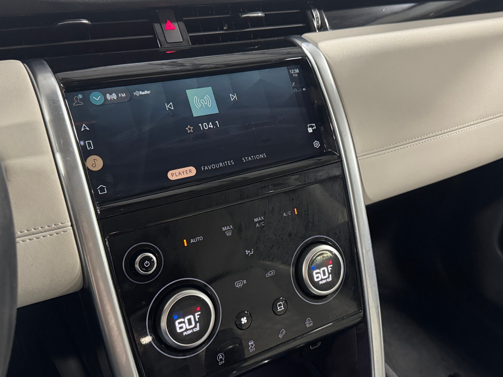 Thumbnail: 2022 Land Rover Discovery Sport - 3