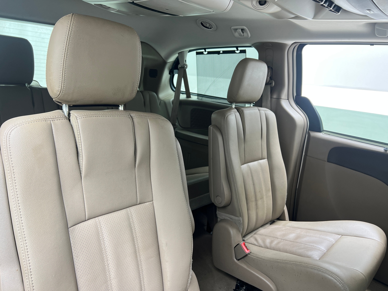 Thumbnail: 2016 Chrysler Town & Country - 5