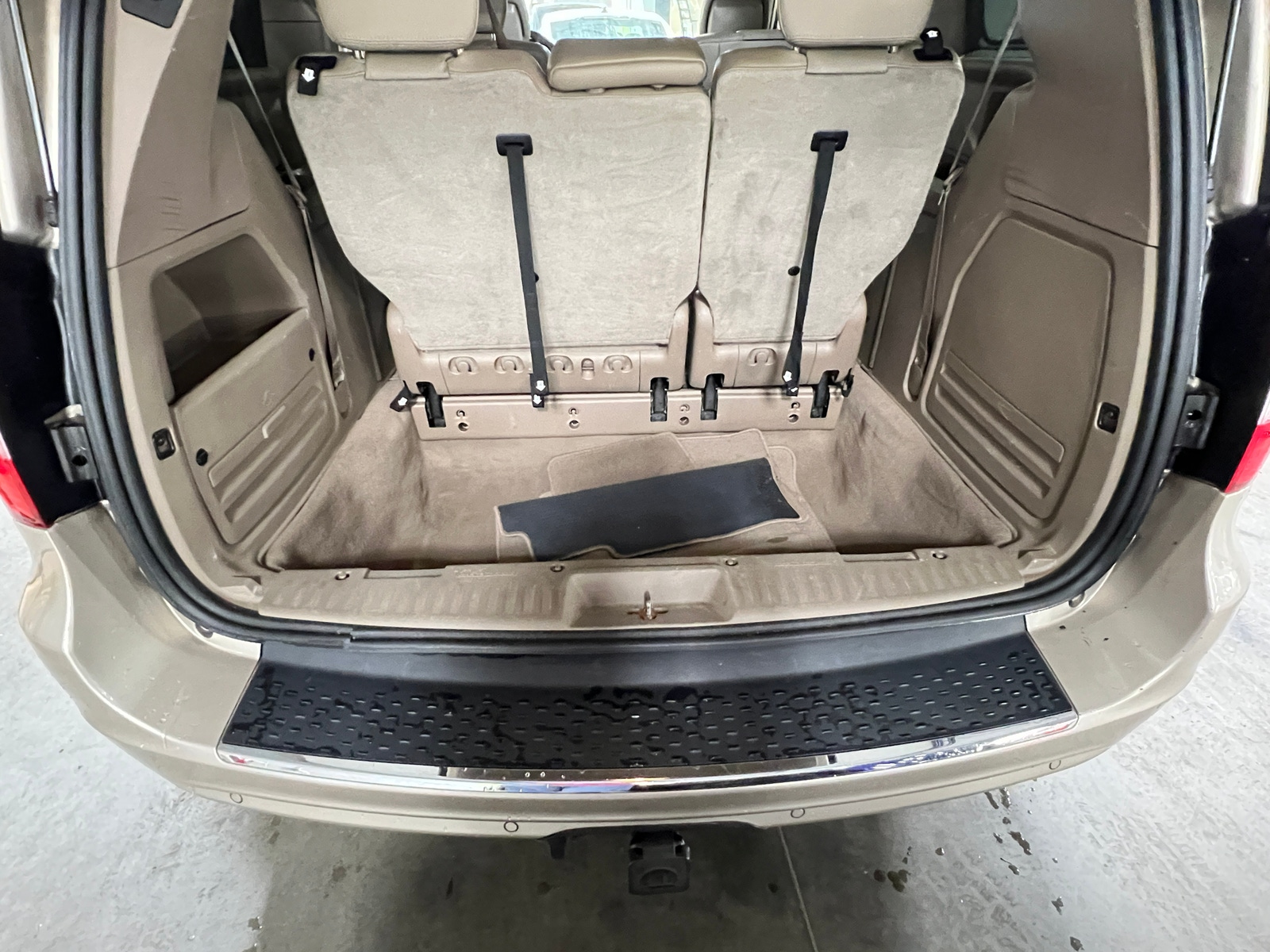 Thumbnail: 2016 Chrysler Town & Country - 6