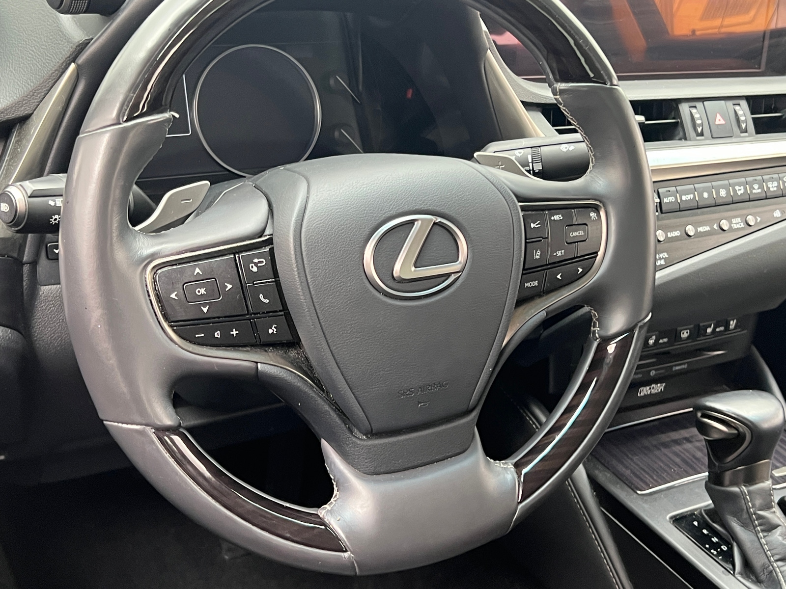 Thumbnail: 2020 Lexus ES - 4