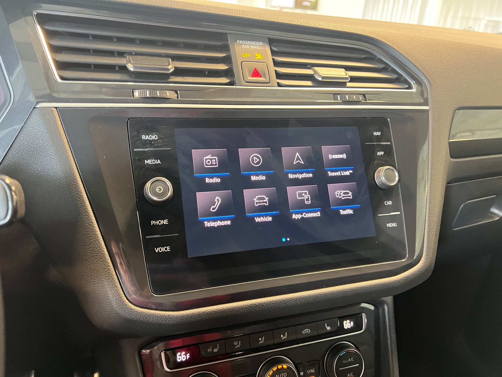 Thumbnail: 2020 Volkswagen Tiguan - 4