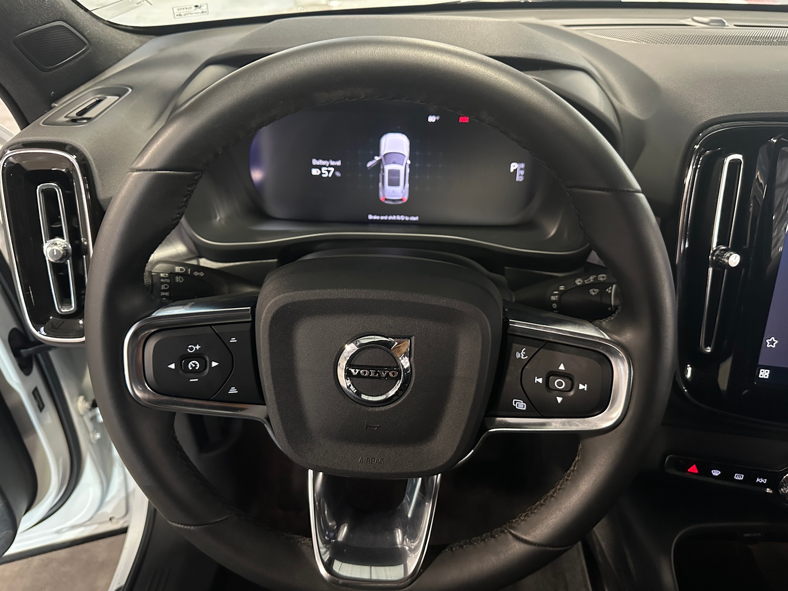 Thumbnail: 2023 Volvo XC40 - 5