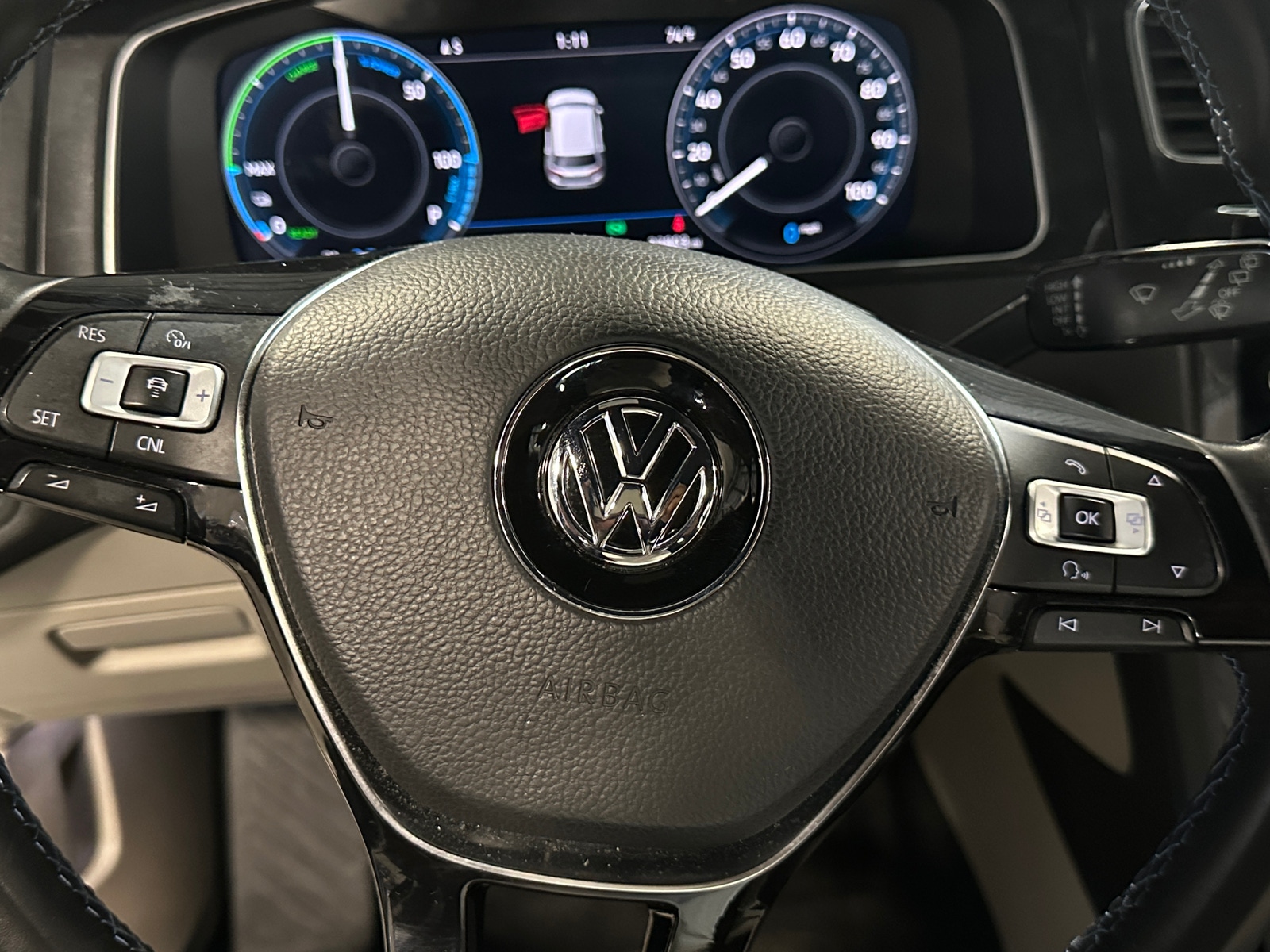 Thumbnail: 2017 Volkswagen e-Golf - 4