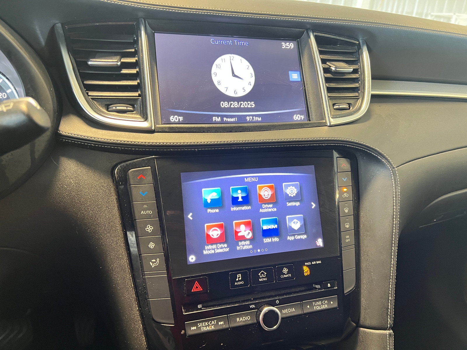 Thumbnail: 2019 INFINITI QX50 - 3