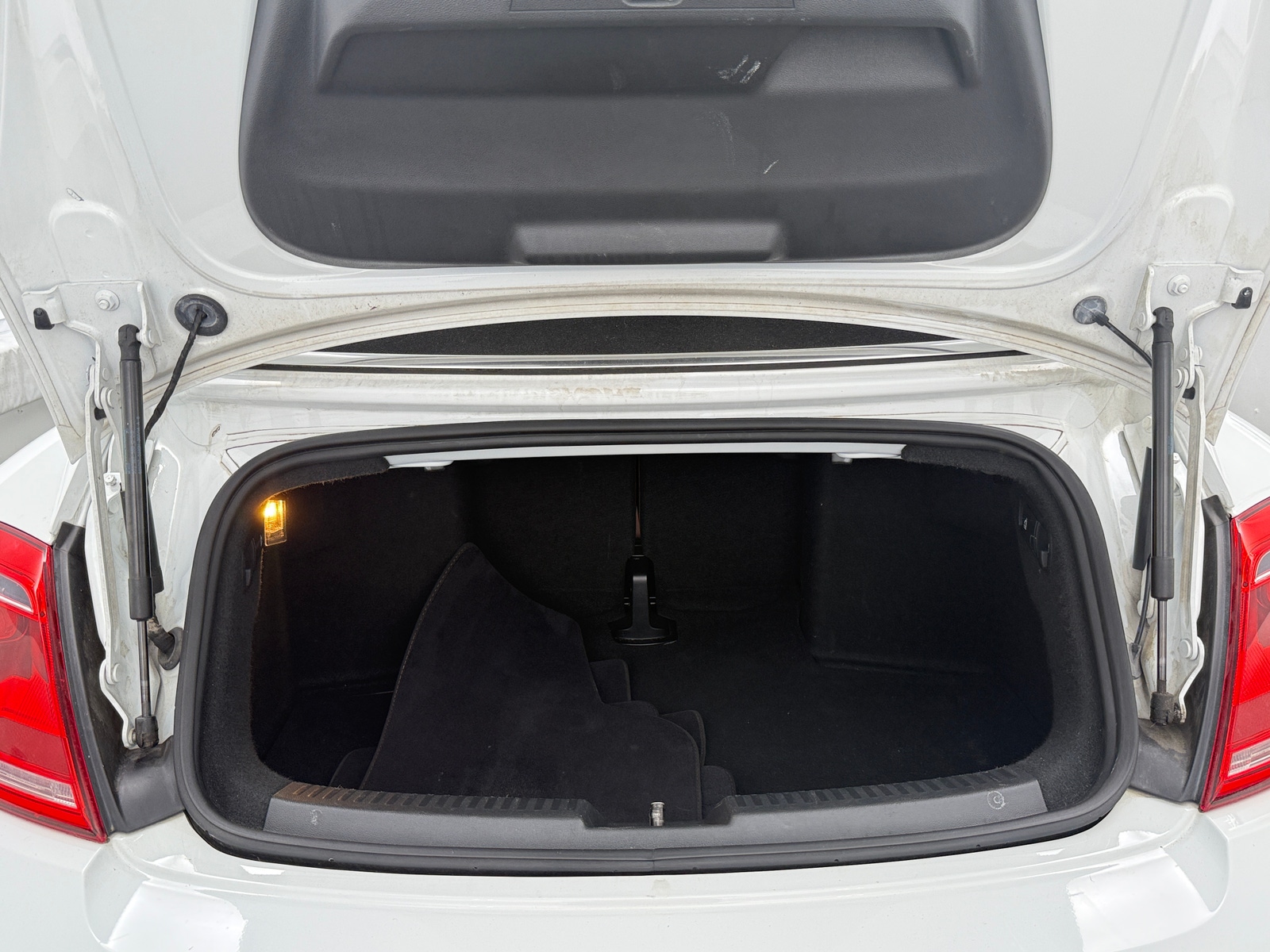 Thumbnail: 2015 Volkswagen Beetle - 7