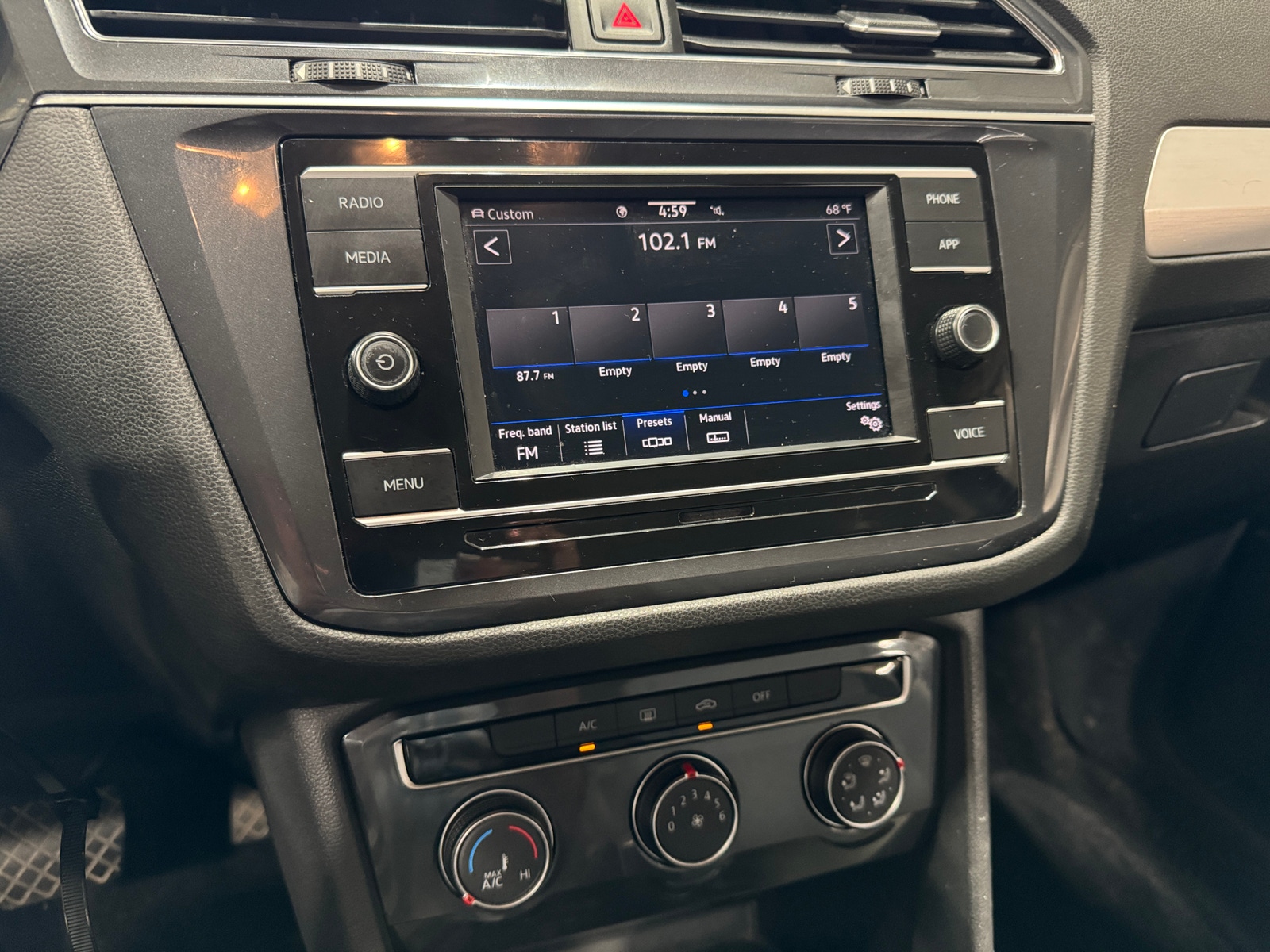 Thumbnail: 2021 Volkswagen Tiguan - 4