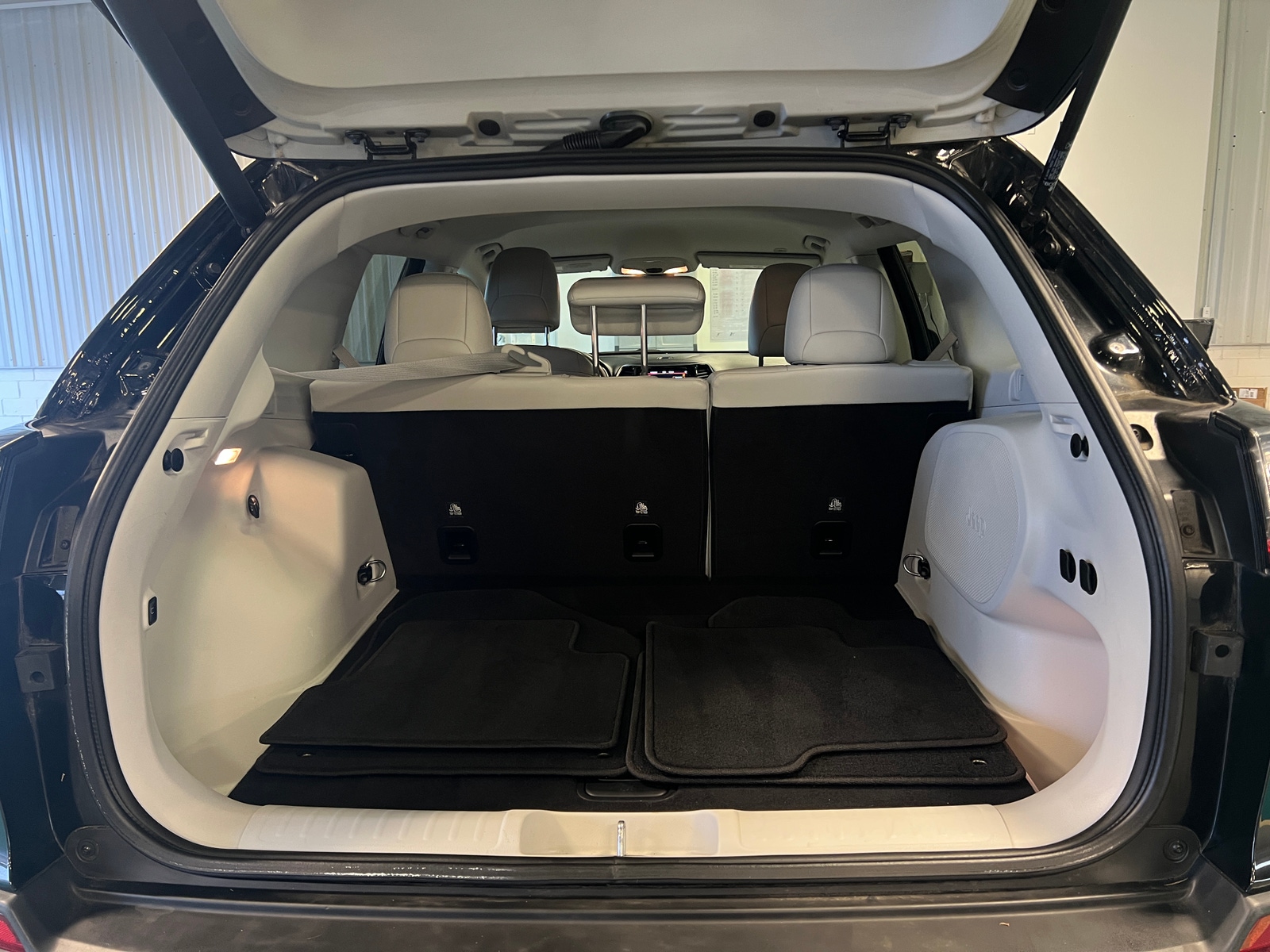 Thumbnail: 2019 Jeep Cherokee - 6