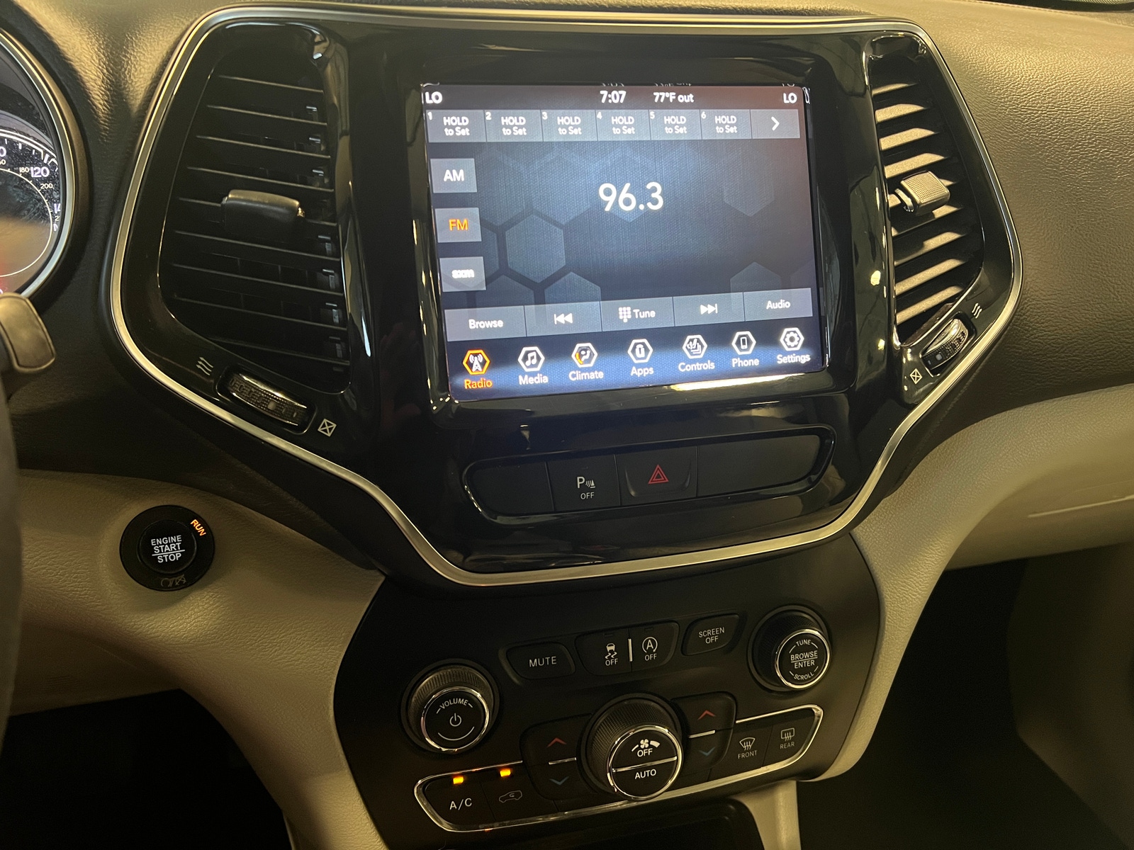 Thumbnail: 2019 Jeep Cherokee - 3