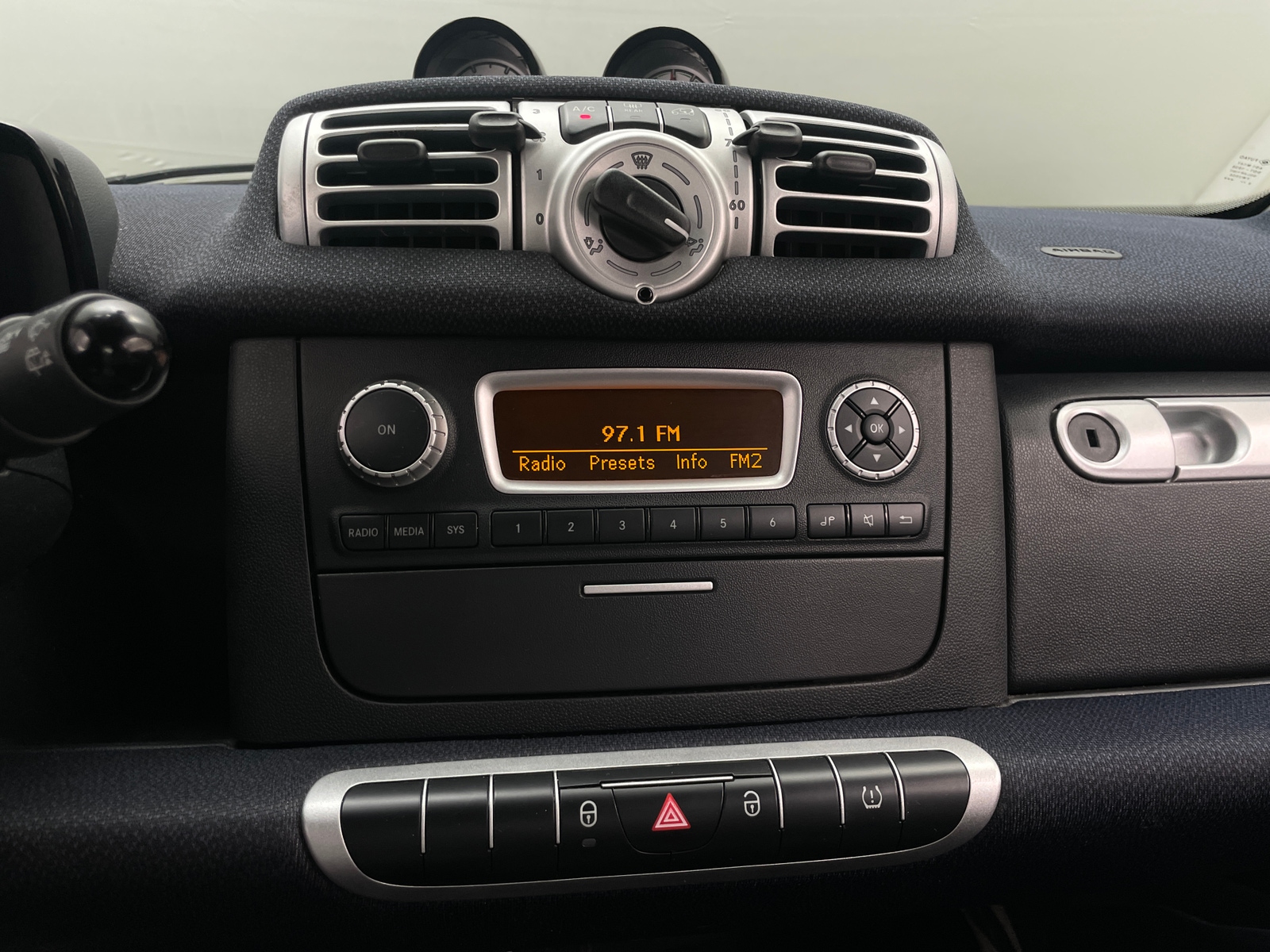 Thumbnail: 2016 smart fortwo - 3