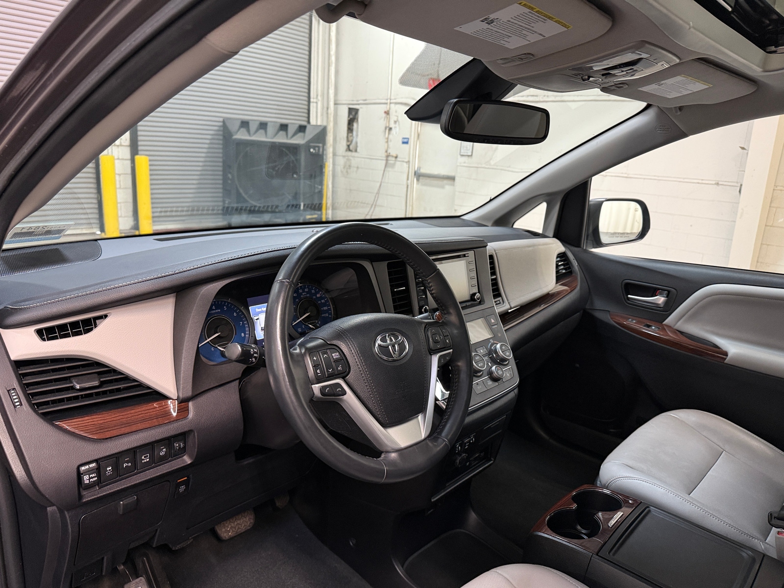 Thumbnail: 2019 Toyota Sienna - 3