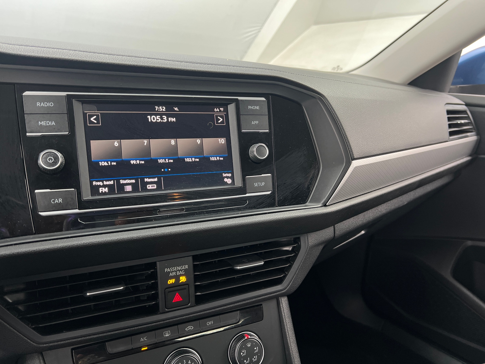 Thumbnail: 2019 Volkswagen Jetta - 4