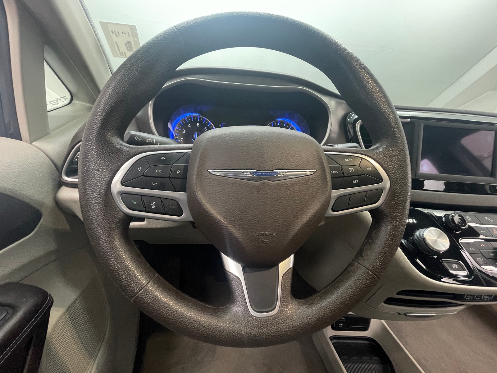 Thumbnail: 2021 Chrysler Voyager - 5