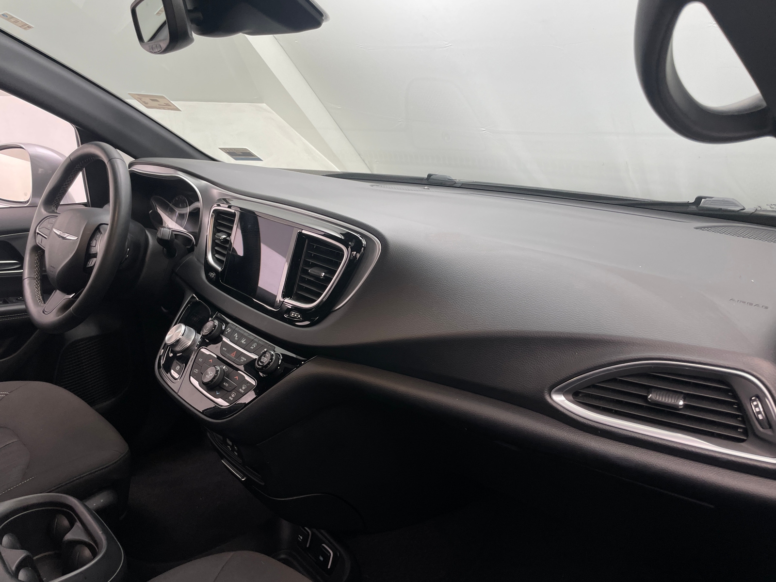 Thumbnail: 2019 Chrysler Pacifica - 3