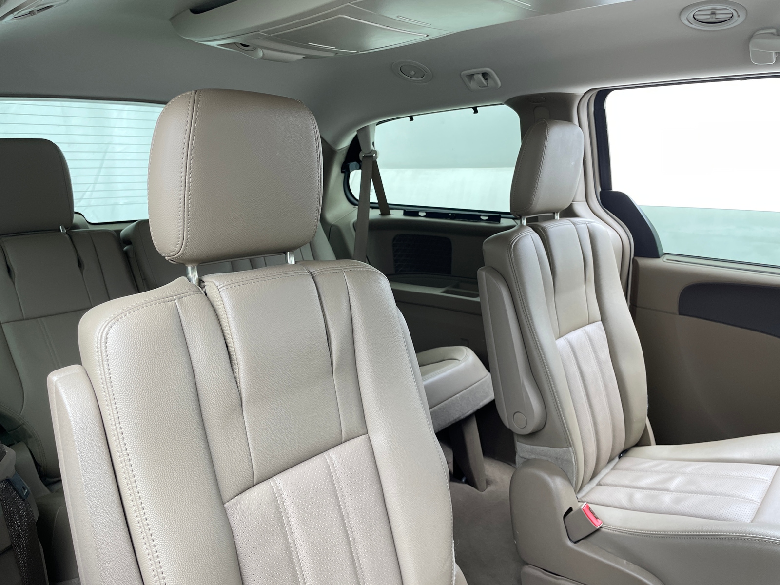 Thumbnail: 2013 Chrysler Town & Country - 5