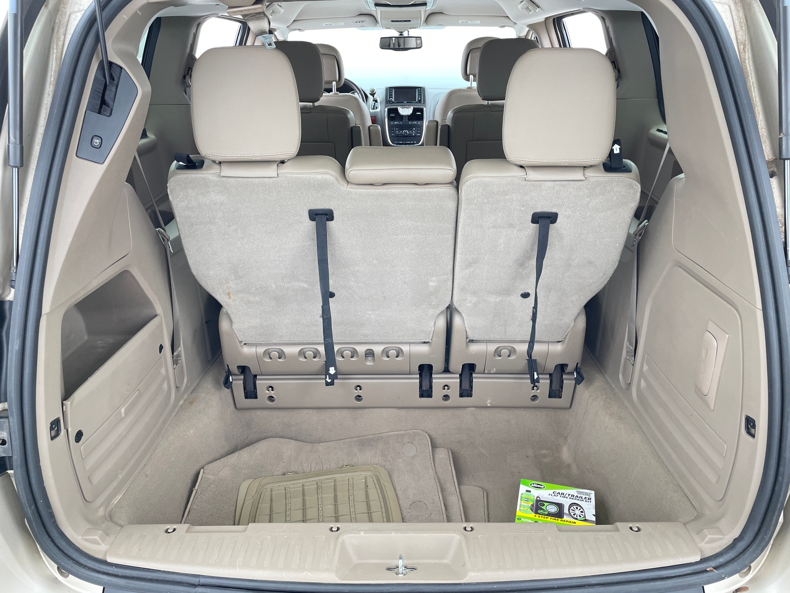 Thumbnail: 2013 Chrysler Town & Country - 6