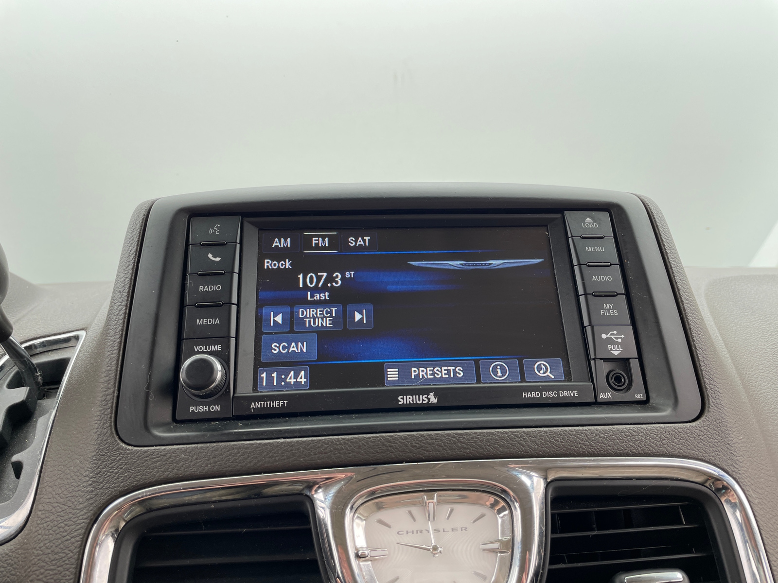 Thumbnail: 2013 Chrysler Town & Country - 3