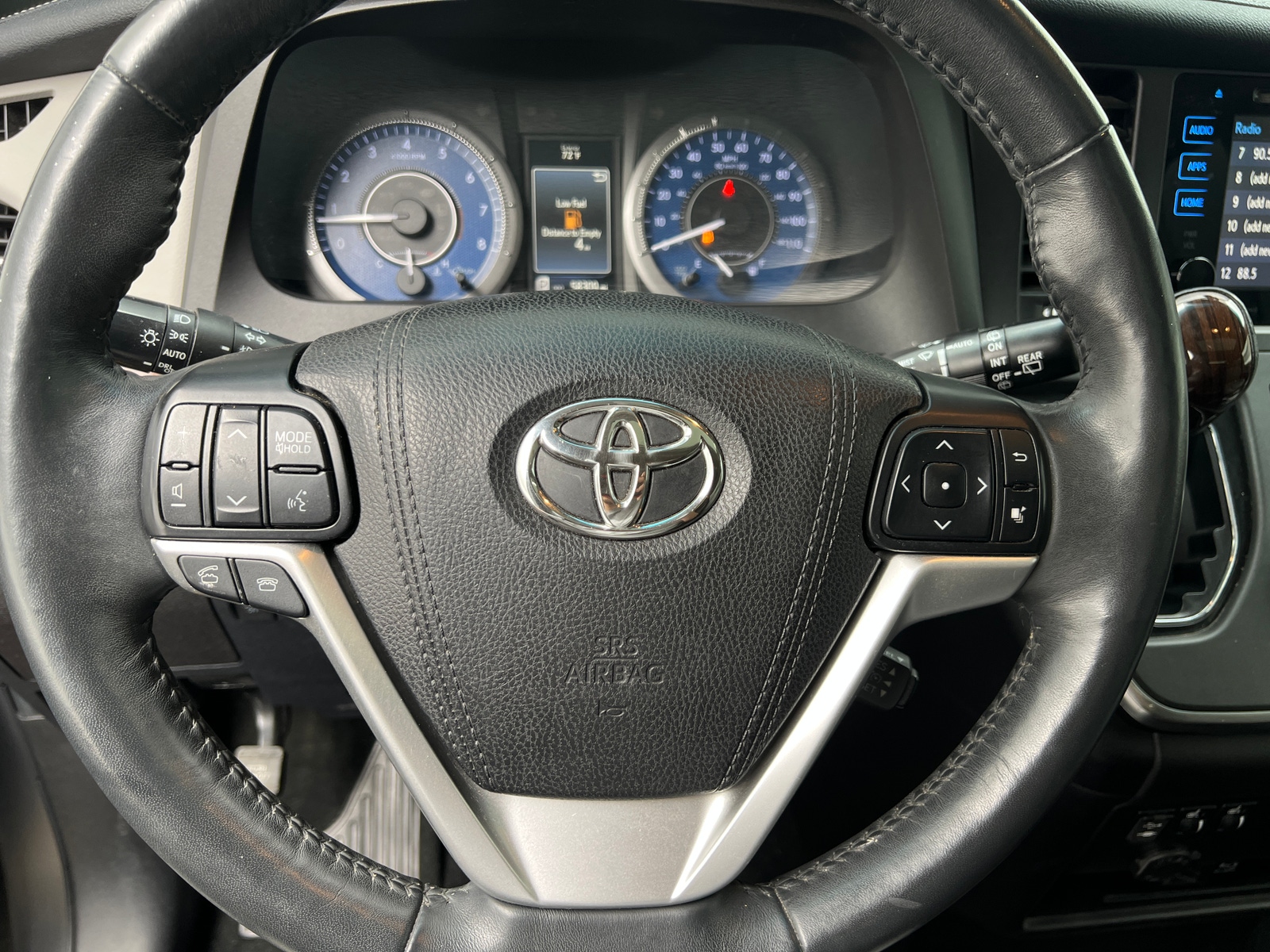 Thumbnail: 2017 Toyota Sienna - 4