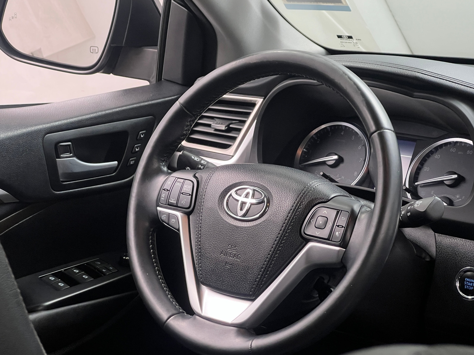 Thumbnail: 2016 Toyota Highlander - 4