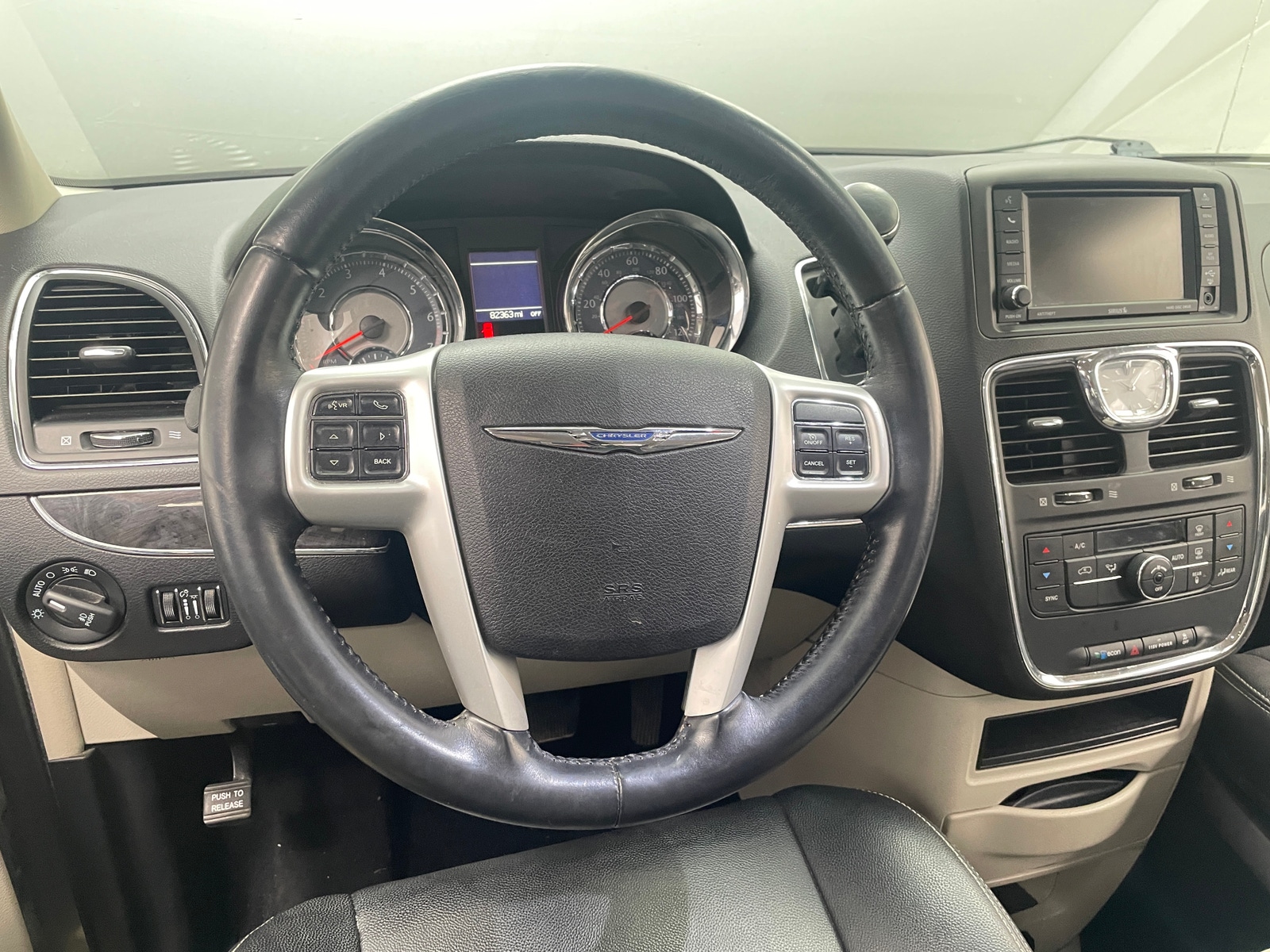 Thumbnail: 2016 Chrysler Town & Country - 4