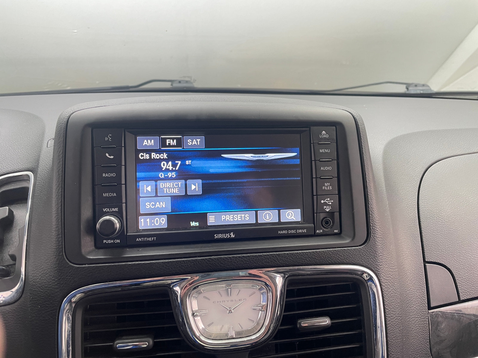Thumbnail: 2016 Chrysler Town & Country - 3