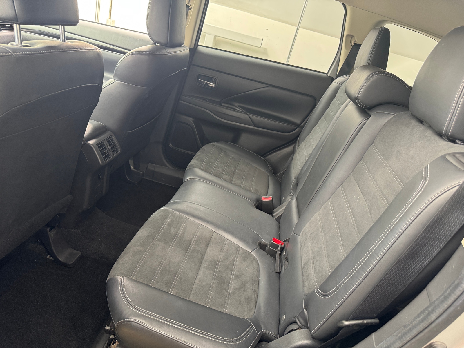 Thumbnail: 2019 Mitsubishi Outlander - 6