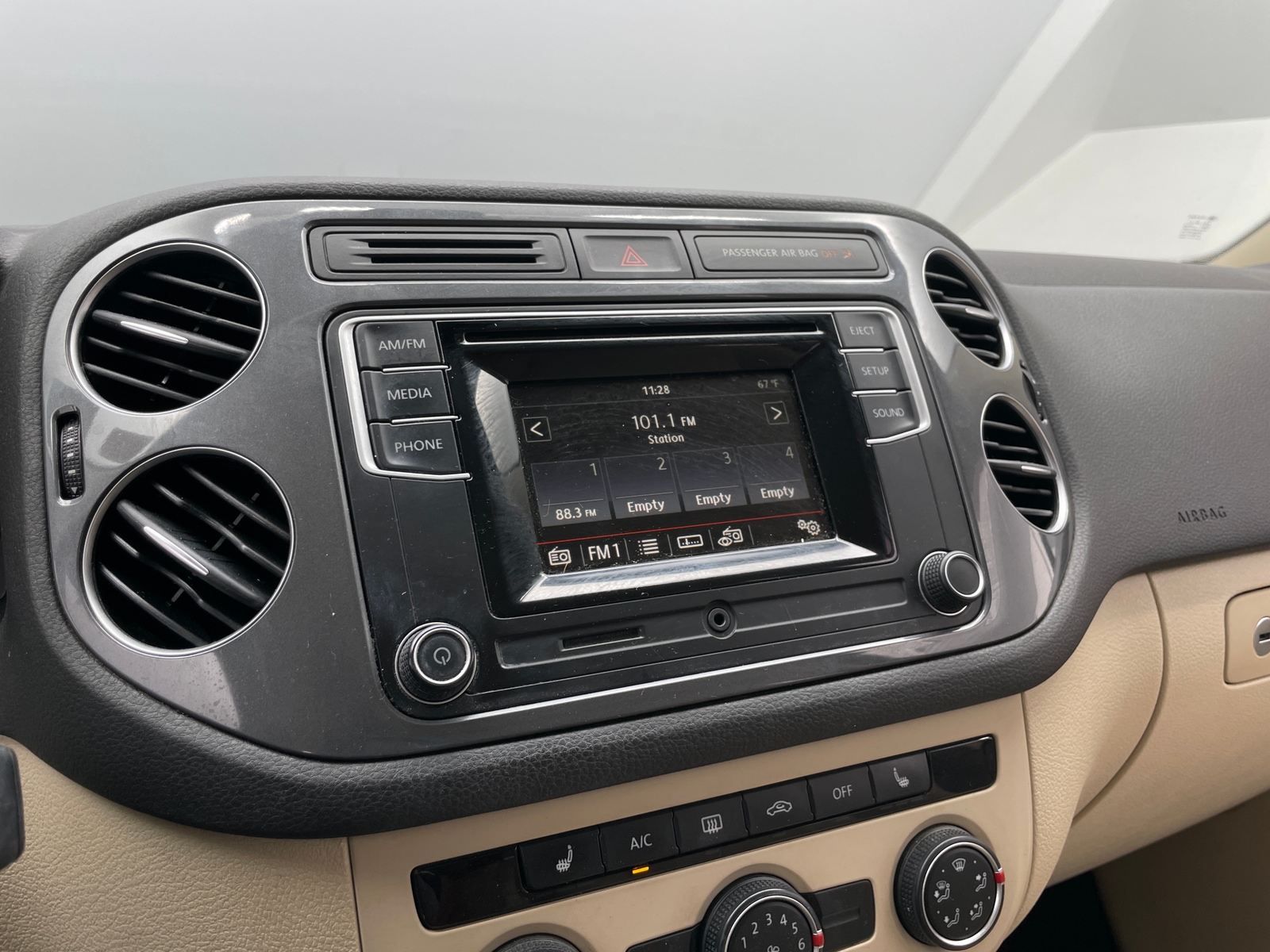 Thumbnail: 2016 Volkswagen Tiguan - 4