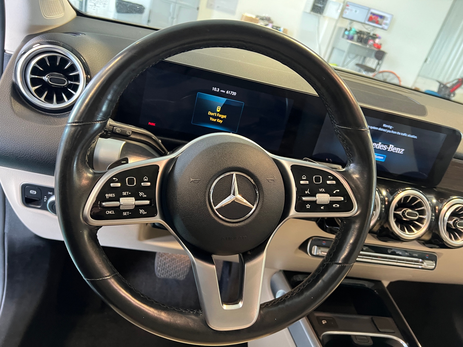 Thumbnail: 2022 Mercedes-Benz GLB - 4