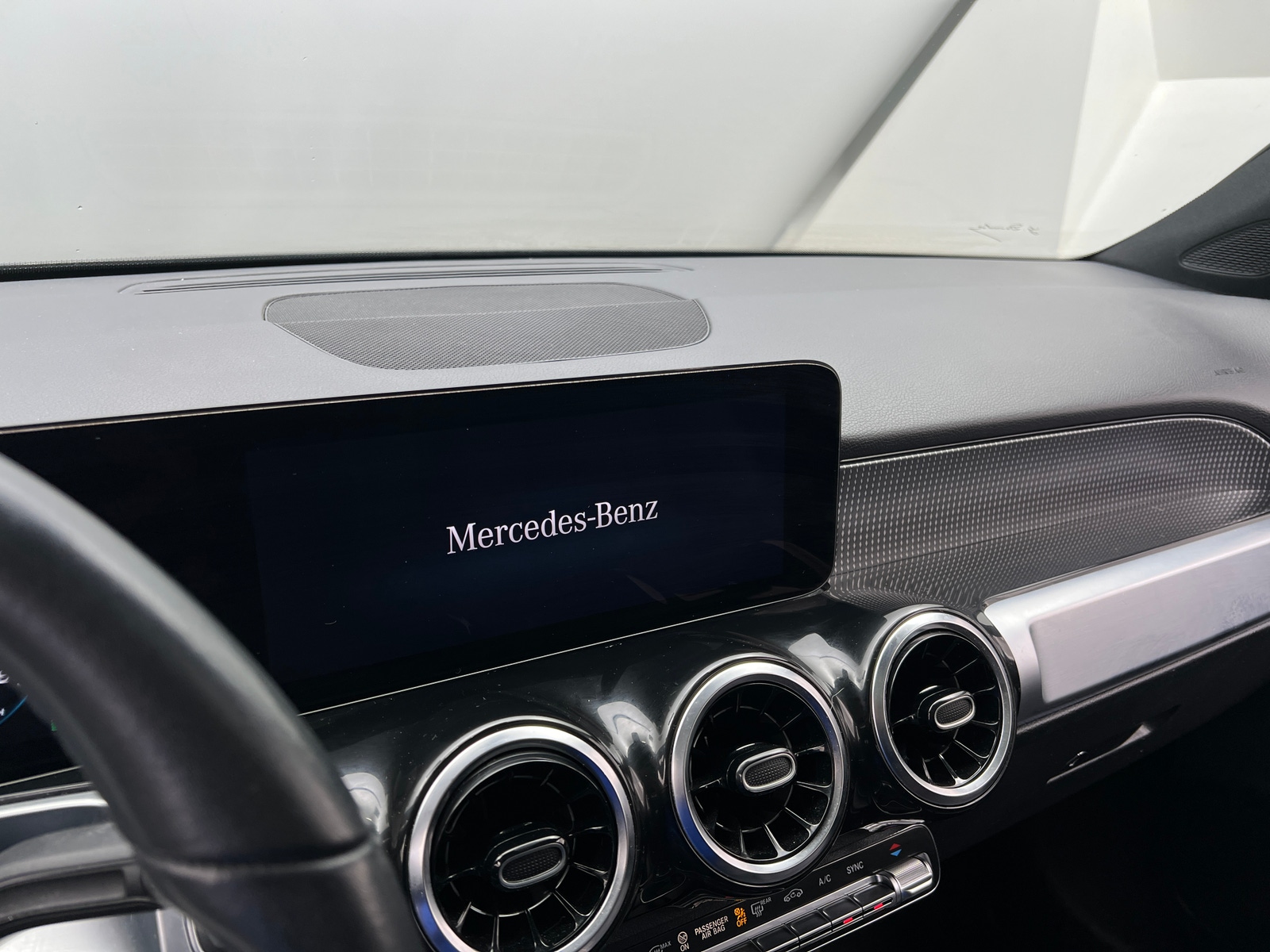 Thumbnail: 2022 Mercedes-Benz GLB - 3