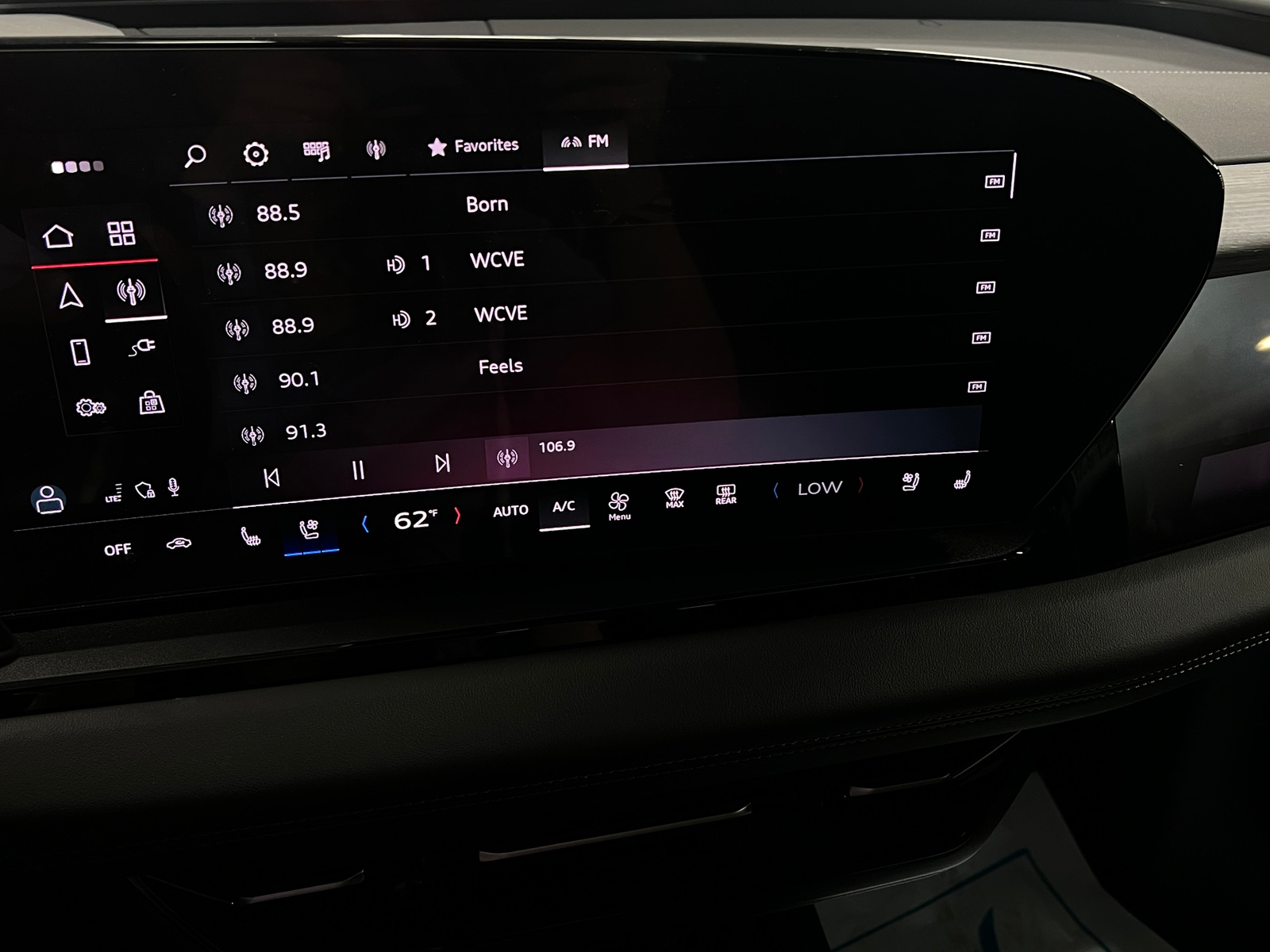 Thumbnail: 2025 Audi Q6 e-tron - 3